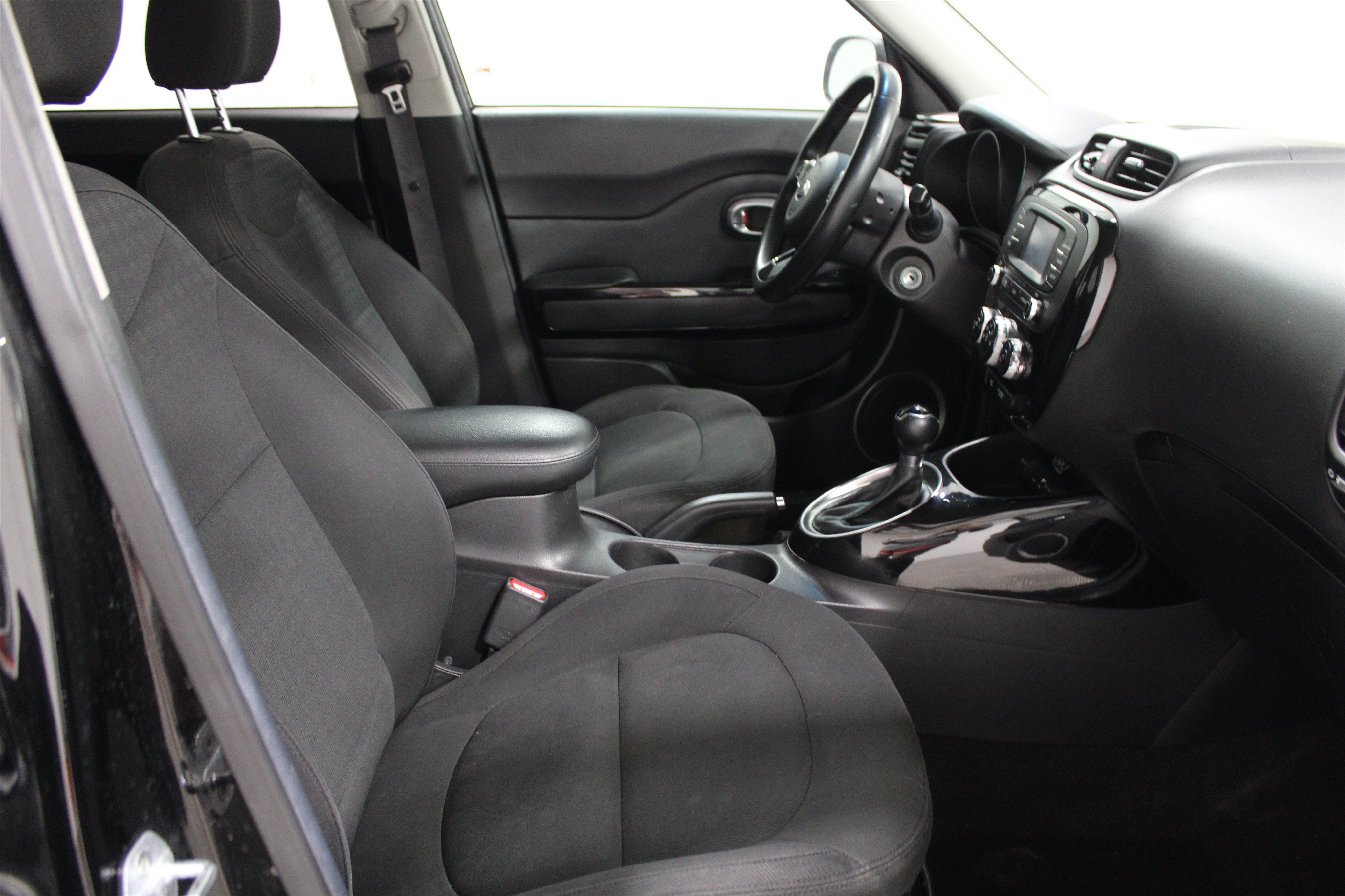 Used 2015 Kia Soul ! FWD image 32