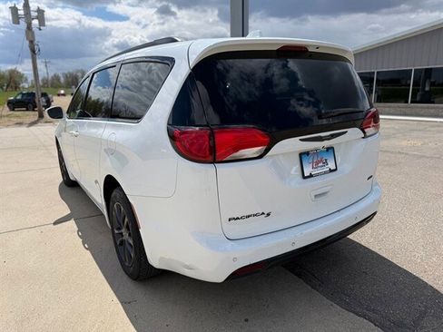 Used 2020 Chrysler Pacifica Touring-L AWD/4WD image 4