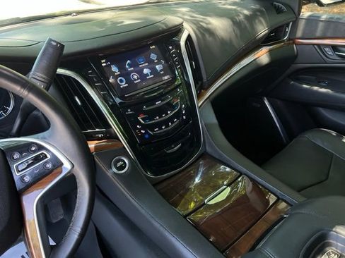 Used 2017 Cadillac Escalade Luxury RWD image 37