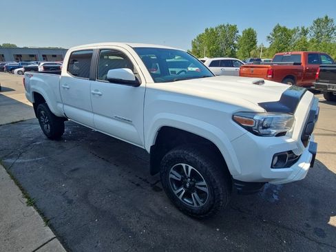 Used 2017 Toyota Tacoma SR5 AWD/4WD image 3