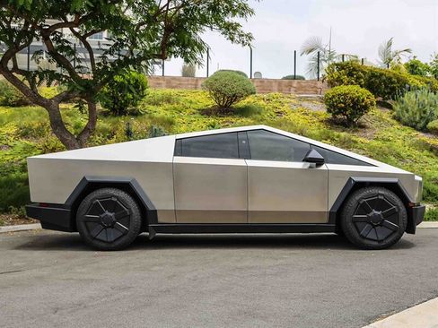 Used 2024 Tesla Cybertruck AWD Crew Cab image 6