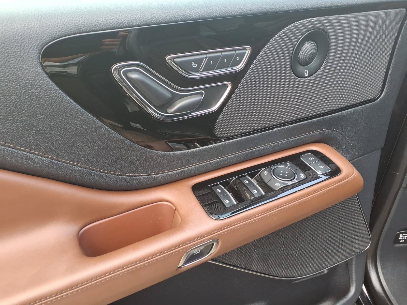 Used 2025 Lincoln Aviator Reserve w/ Illumination Package AWD/4WD image 9