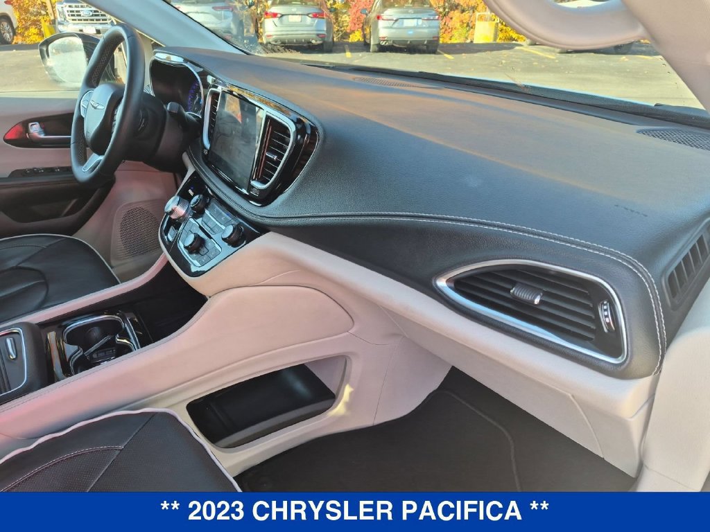 Used 2023 Chrysler Pacifica Limited FWD image 33