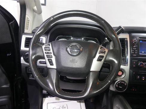 Used 2018 Nissan Titan PRO-4X AWD/4WD image 30