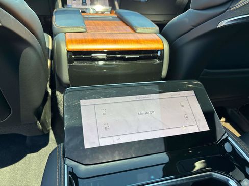 Certified 2022 Jeep Grand Wagoneer Series III w/ Rear Seat Video Group 1 AWD/4WD image 13