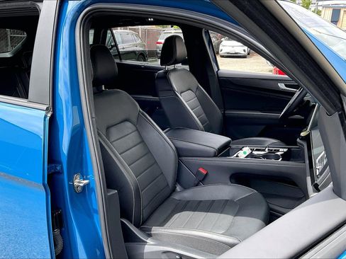 Certified 2025 Volkswagen Atlas Cross Sport SEL R-Line AWD/4WD image 6