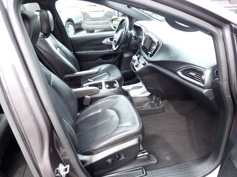 Used 2019 Chrysler Pacifica Touring-L Plus w/ Advanced Safetytec Group FWD image 12