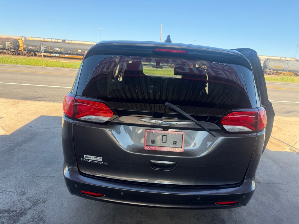 Used 2018 Chrysler Pacifica Touring FWD image 14