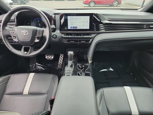 Used 2025 Toyota Camry SE FWD image 9
