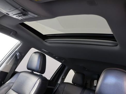 Used 2019 Toyota Highlander XLE image 18