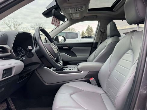 Used 2021 Toyota Highlander XLE image 13