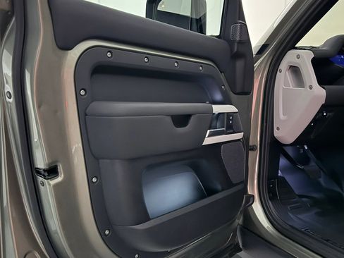 Used 2020 Land Rover Defender 110 First Edition image 17