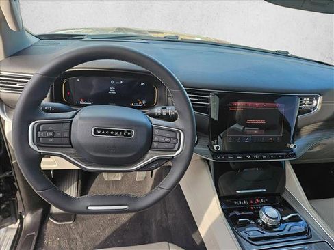 Used 2023 Jeep Wagoneer L Series III w/ Premium Group I image 17