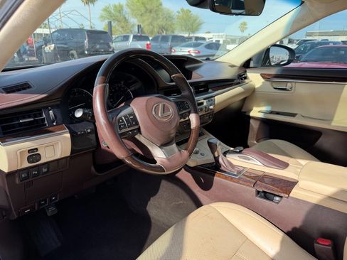 Used 2016 Lexus ES 350 w/ Luxury Package w/Wood Trim image 16
