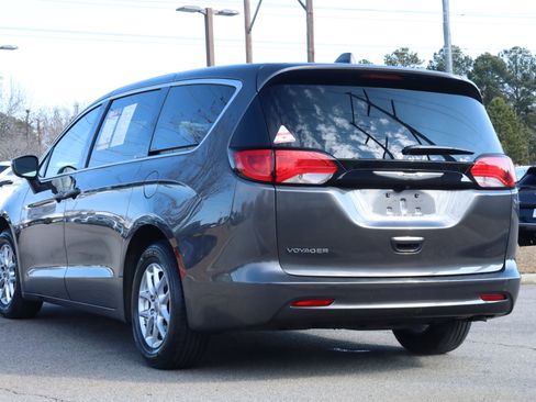 Used 2023 Chrysler Voyager LX image 3