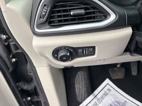 Used 2023 Chrysler Pacifica Touring-L image 19