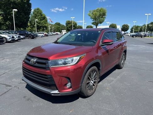 Used 2017 Toyota Highlander SE AWD/4WD image 2
