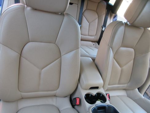 Used 2024 Porsche Macan image 30