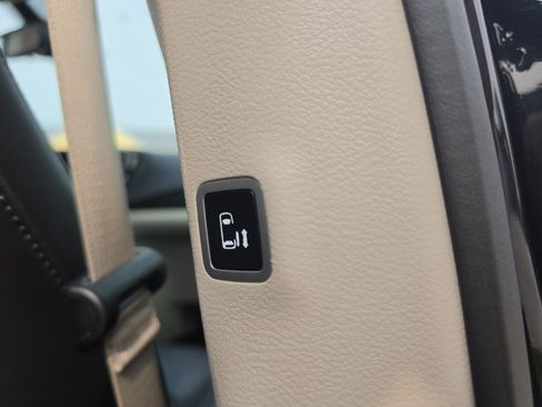 Used 2023 Chrysler Pacifica Touring-L FWD image 13