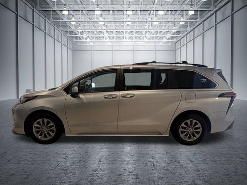 Used 2022 Toyota Sienna XLE FWD image 2