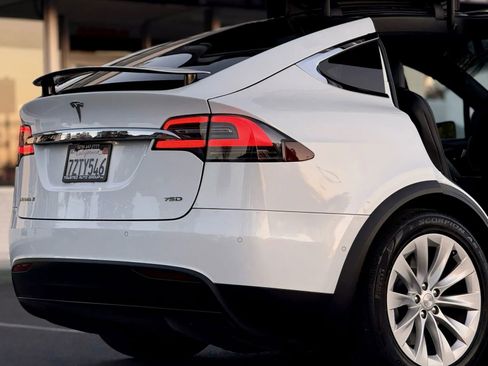 Used 2018 Tesla Model X 75D image 9