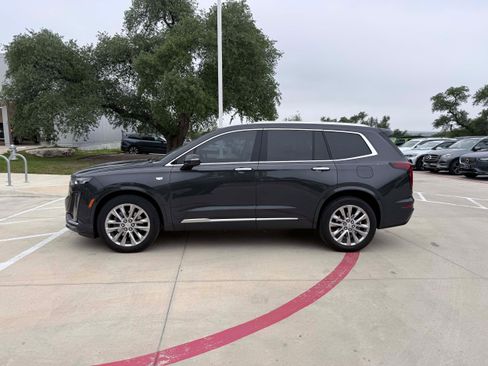 Used 2022 Cadillac XT6 Premium Luxury w/ Technology Package FWD image 3