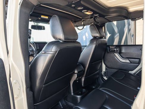 Used 2017 Jeep Wrangler Unlimited Rubicon w/ Cold Weather Group image 9