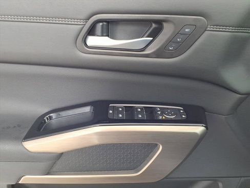 Certified 2025 Nissan Pathfinder Platinum image 34