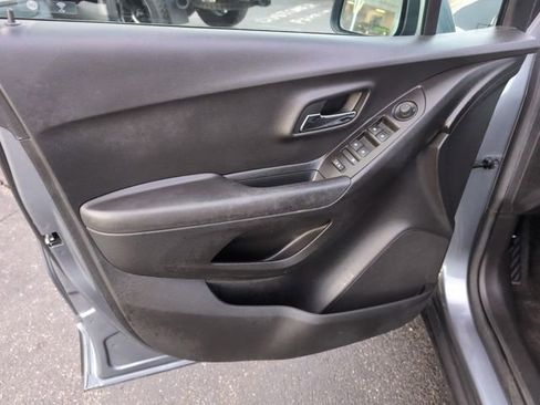 Used 2019 Chevrolet Trax LT w/ LT Convenience Package image 14