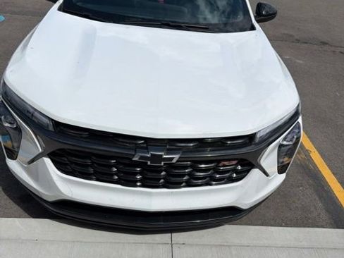 Used 2024 Chevrolet Trax RS w/ Sunroof Package FWD image 2