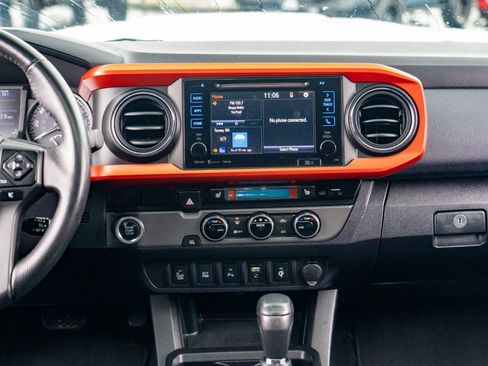 Used 2016 Toyota Tacoma TRD Sport w/ Premium & Technology Package image 19