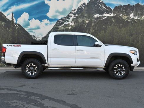 Certified 2019 Toyota Tacoma TRD Off-Road AWD/4WD image 2