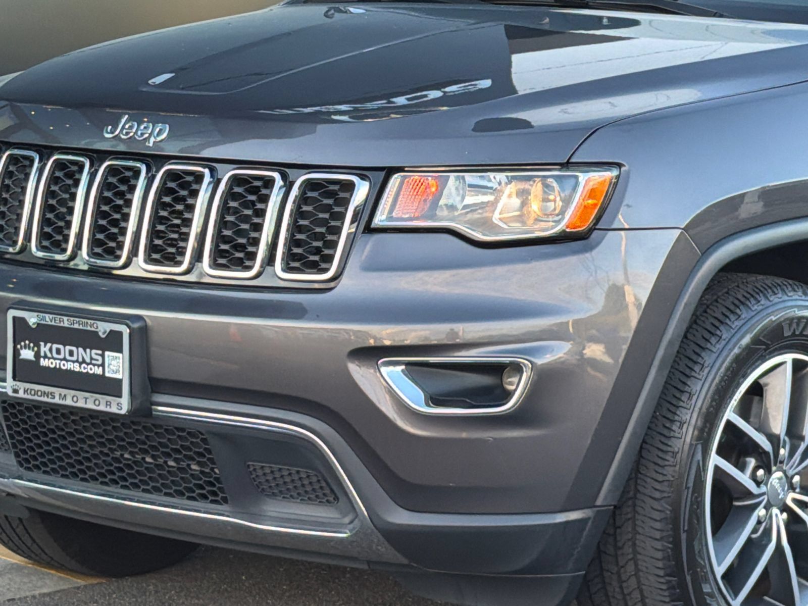 Used 2017 Jeep Grand Cherokee Limited AWD/4WD image 2