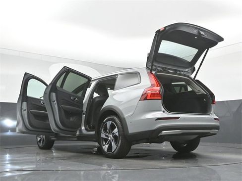 Used 2024 Volvo V60 B5 Cross Country Plus image 54
