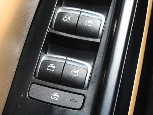 Used 2022 Kia Carnival LX FWD image 25