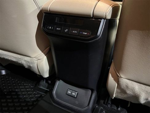 Used 2023 Toyota Highlander XLE image 19