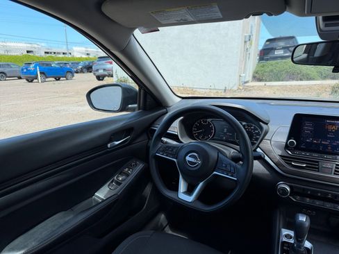 Used 2025 Nissan Altima 2.5 SV FWD image 34