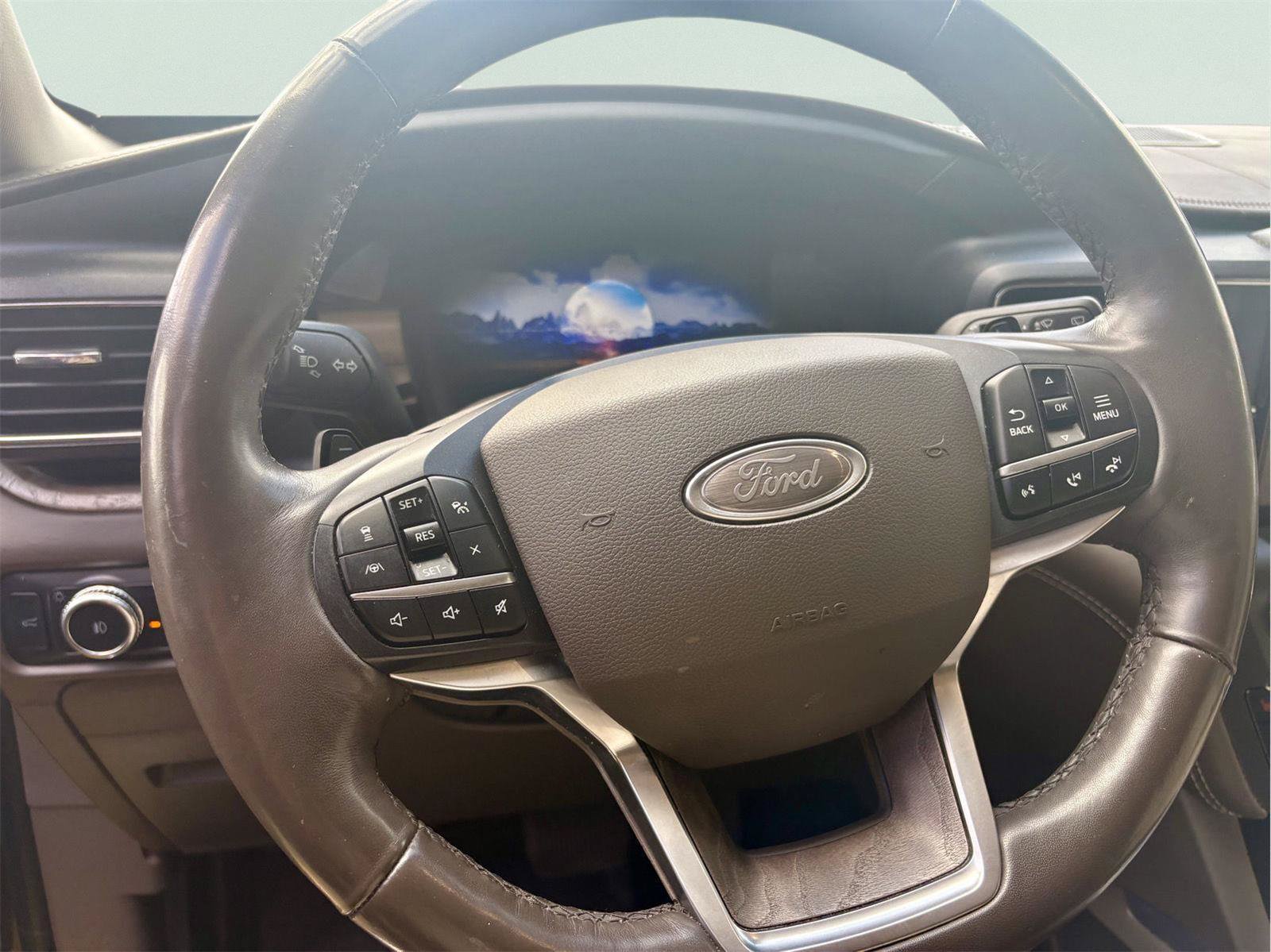 Used 2020 Ford Explorer Platinum w/ Premium Technology Package AWD/4WD image 22