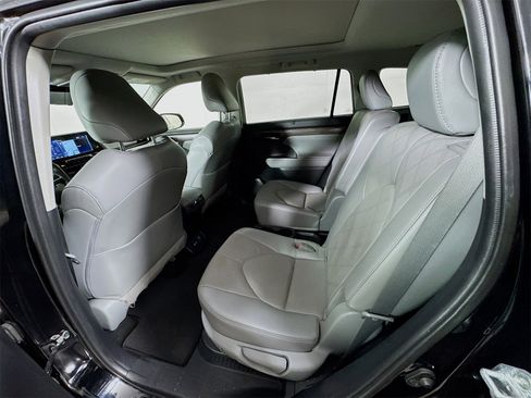 Used 2022 Toyota Highlander Platinum image 22