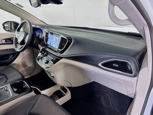 Used 2024 Chrysler Pacifica Touring-L FWD image 24