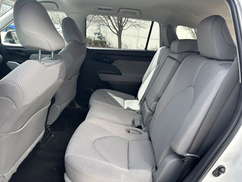 Used 2022 Toyota Highlander LE image 28