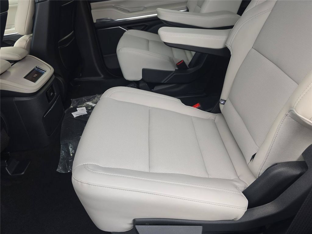 New 2026 Lincoln Navigator Premiere AWD/4WD image 16