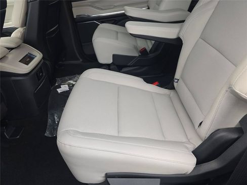 New 2026 Lincoln Navigator Premiere AWD/4WD image 16