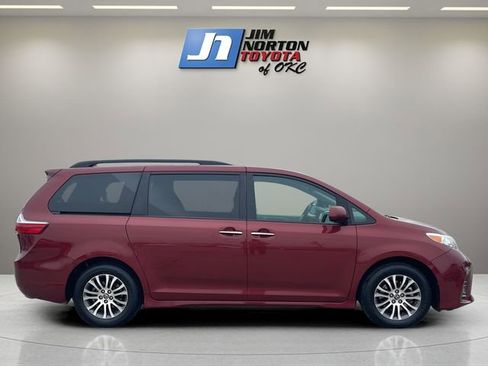 Used 2018 Toyota Sienna XLE w/ XLE Navigation Package image 4
