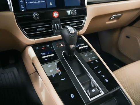 Certified 2025 Porsche Macan AWD/4WD image 32