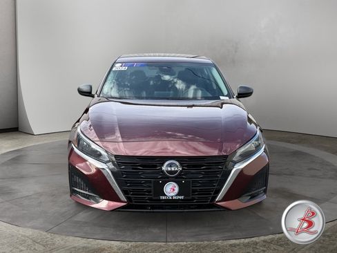 Used 2024 Nissan Altima 2.5 SV FWD image 2