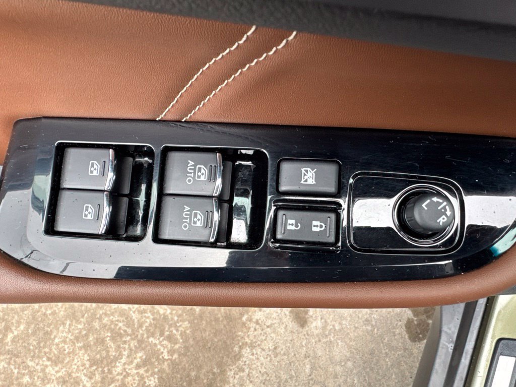 Used 2017 Subaru Outback 3.6R Touring AWD/4WD image 19