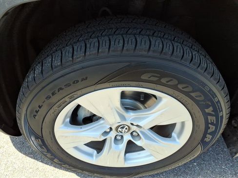 Used 2021 Toyota RAV4 XLE w/ Convenience Package image 4