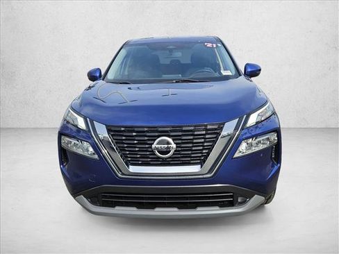Used 2021 Nissan Rogue SV image 2