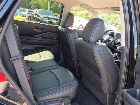Used 2025 Nissan Pathfinder SL AWD/4WD image 13
